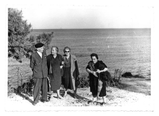 Οι συγγραφείς Κώστας Βάρναλης, Ιουλία Περσάκη, Δώρα Βάρναλη και Λιλίκα Νάκου. Αίγινα, Μάιος 1961