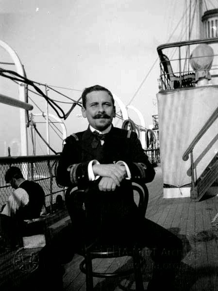 5.	Ο αξιωματικός του Ναυτικού Ν. Μακκάς στο κατάστρωμα της βασιλικής θαλαμηγού ΑΜΦΙΤΡΙΤΗ.