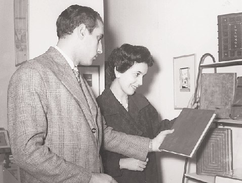 Ο Γανιάρης με την αδελφή του Αθούλα, επίσης σπουδαία στην τέχνη της βιβλιοδεσίας, σε έκθεση βιβλίου το 1958.