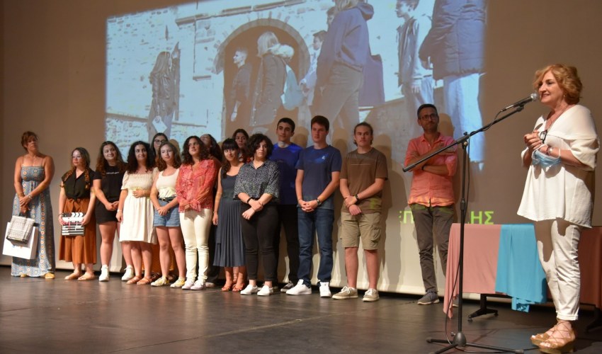 Η ομάδα του Μουσικού Σχολείου Χίου που δημιούργησε την ταινία «Μουσική Κεντιά» και η προσκεκλημένη του Φεστιβάλ, ηθοποιός Υρώ Μανέ, λίγο μετά την απονομή του Α΄ Βραβείου ντοκιμαντέρ Λυκείων στην παραπάνω ομάδα (Φεστιβάλ CINEμάθεια, Ιούνιος 2022).