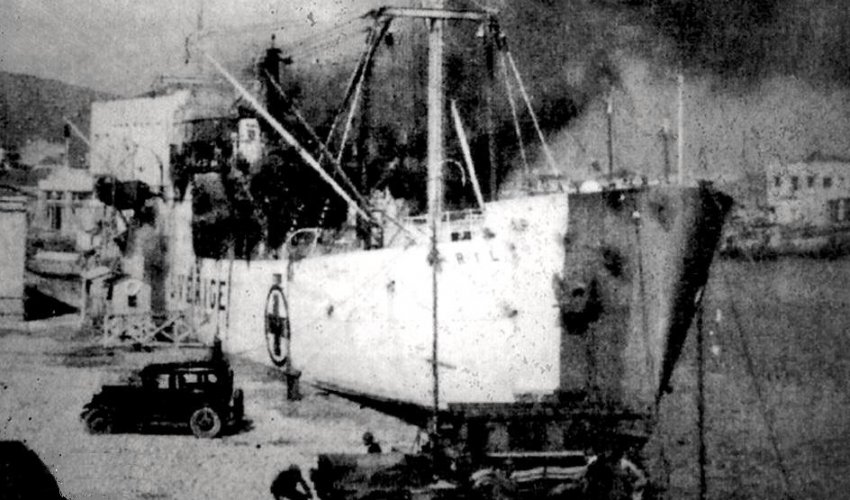 Το WIRIL βομβαρδισμένο στο λιμάνι της Χίου. Φωτ. Ν. Β. Χαβιάρα.