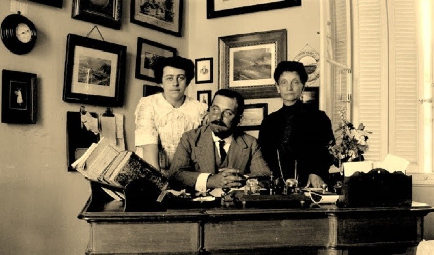 Ο Ν.Κ. Μακκάς με τη γυναίκα του Ελένη και τη μητέρα του Μαρία Κ. Μακκά στο γραφείο της κατοικίας του στην Αθήνα το 1912.