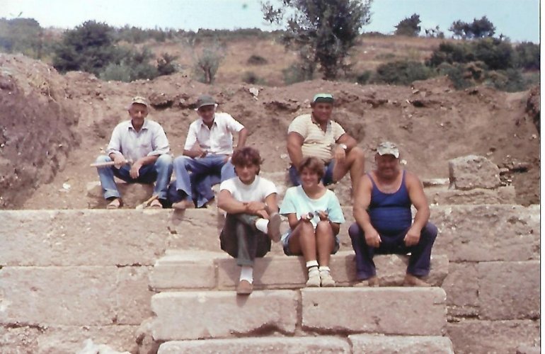 Στην φωτογραφία, με τους συνεργάτες στο Πρόπυλο του Γυμνασίου. Εκεί κοντά βρέθηκε ο Εφηβαρχικός νόμος της Αμφίπολης.