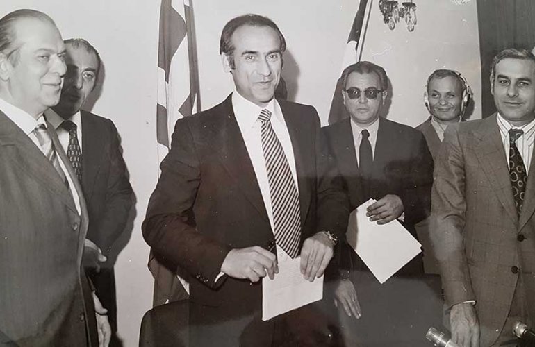 Ο Α. Χανδρής με το συνάδελφό του Λουκά Νομικό, τον τότε υπουργό Εμπορικής Ναυτιλίας Αλ. Παπαδόγγονα και εκπρόσωπο των Ναυτεργατών