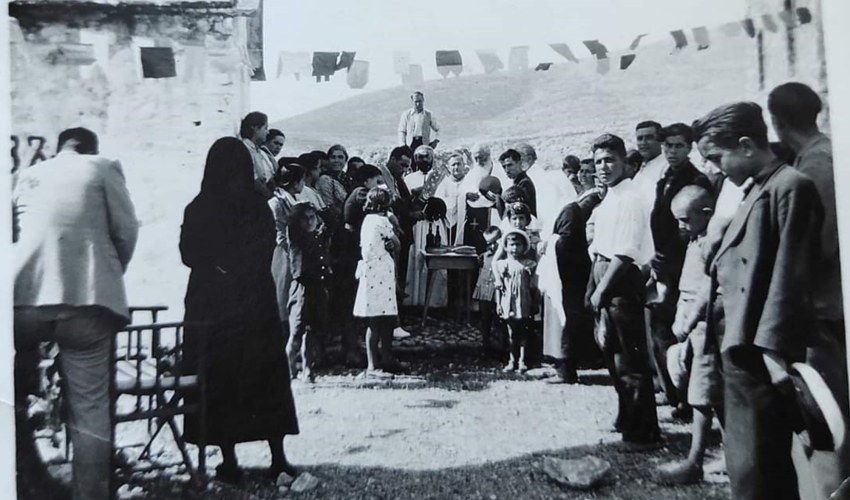 (Φωτό δεκαετίας του Σαράντα μετά την Κατοχή)