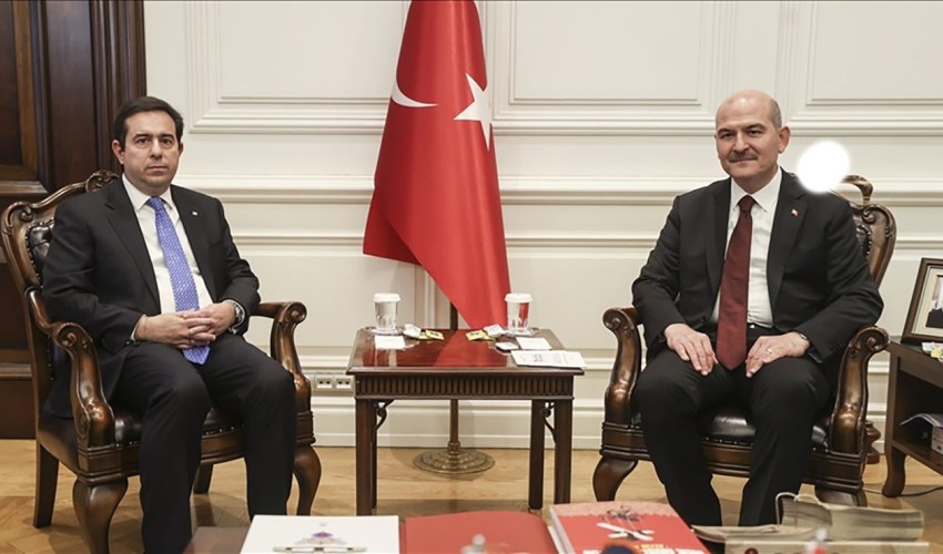 Ο Τούρκος υπουργός Εσωτερικών Suleyman Soylu (R) συναντά τον Υπουργό Μετανάστευσης και Ασύλου της Ελλάδας, Notis Mitarachi (L) στο Υπουργείο Εσωτερικών στην Άγκυρα της Τουρκίας στις 02 Νοεμβρίου 2021. ( Esra Hacioğlu - Anadolu Agency )