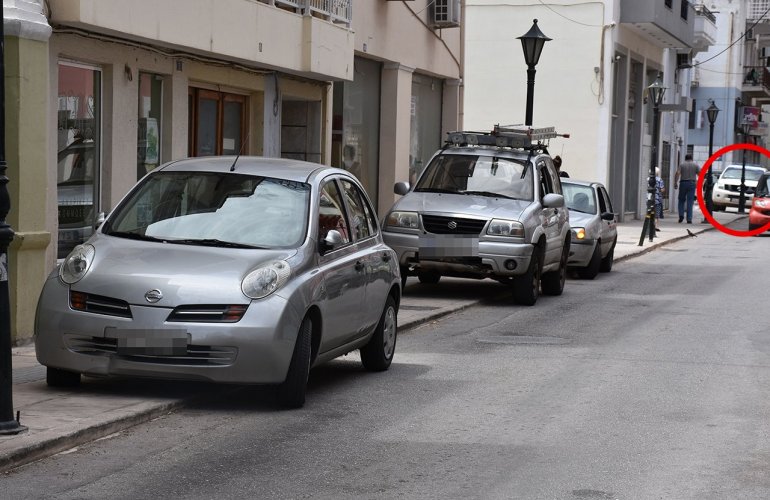 Μέσα στον κύκλο περιπολικό της ΕΛ.ΑΣ. παράνομα σταθμευμένο στην αρχή των πεζοδρομίων της οδού Μιχαήλ Λιβανού. 