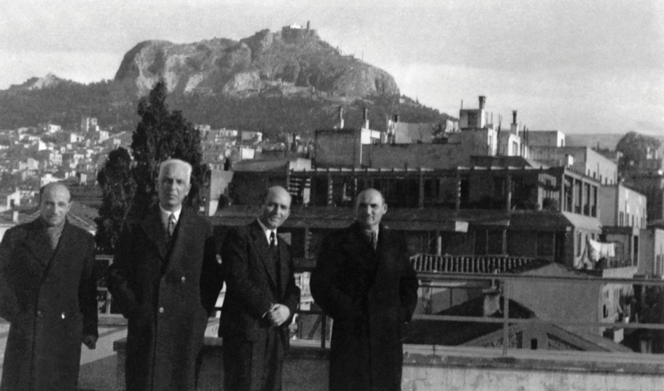Καθηγητές στην ταράτσα του Σχολείου στο κτήριο της οδού Κωλέττη