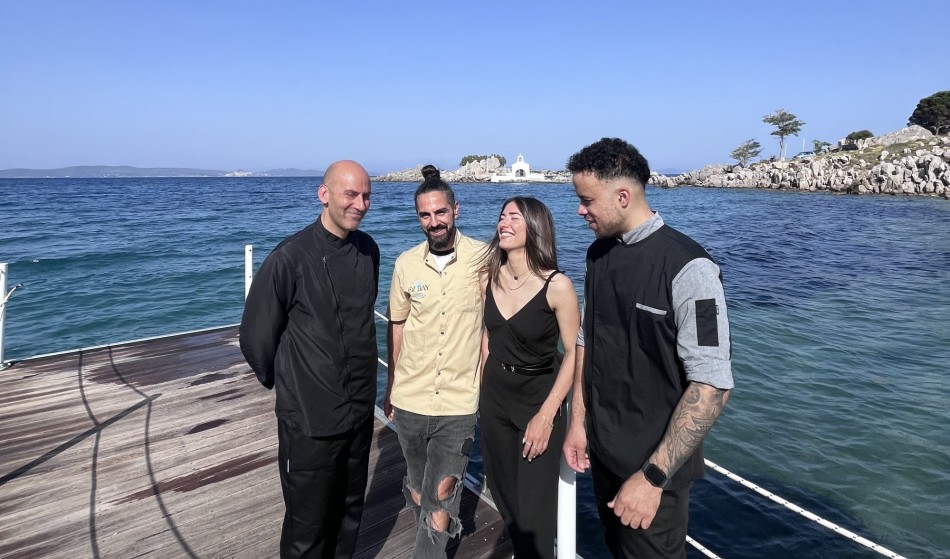 Το Veranda by Oz δεν είναι απλώς ένας καλοκαιρινός προορισμός – είναι ένα σημείο όπου συναντιούνται η φύση, η γεύση και η φιλοξενία