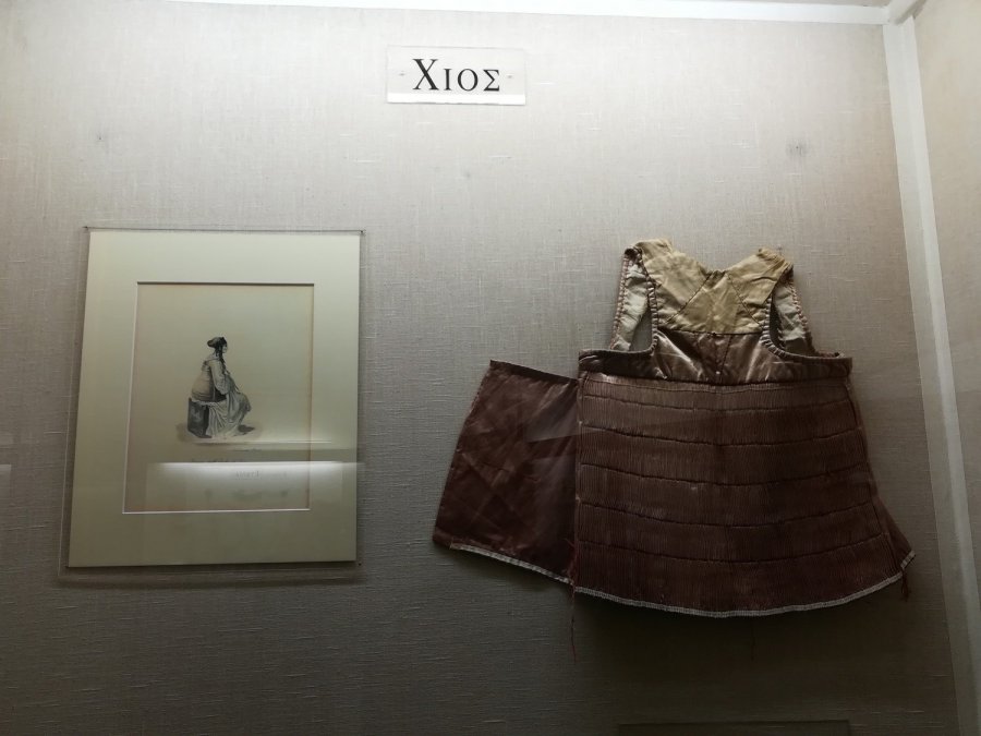 8. Επιτοίχια απεικόνιση χιώτικου παραδοσιακού γιλέκου, μέρος της υπόλοιπης φορεσιάς.