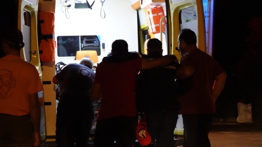 Η στιγμή της μεταφοράς του τραυματισμένου πυροσβέστη σε ασθενοφόρο του ΕΚΑΒ
