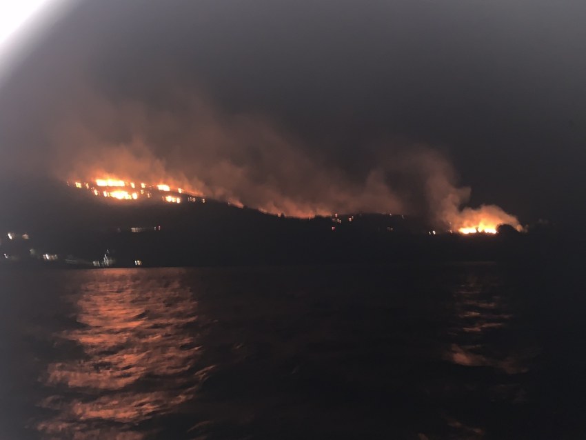 Η πυρκαγιά στη Λαγκάδα σε πλήρη εξέλιξη από βάρκα ανοιχτά του παραλιακού οικισμού