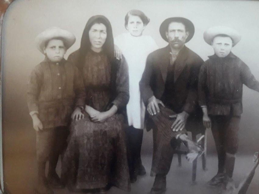 Οικογένεια Δημητρίου Καραγκιόζη. Μελιώτης που εγκαταστάθηκε στην Καλύτοιχο, στη Βολισσό με την οικογένεια του μετά το 1922.