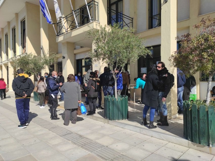 Οι νεοπροσληφθέντες έξω από το Δημαρχείο προκειμένου να υπογράψουν τη σύμβασή τους