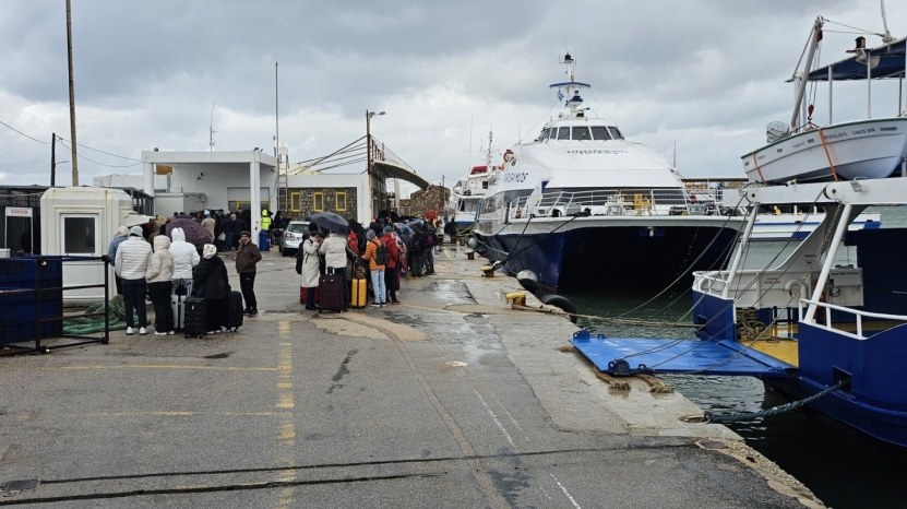 Γελοιότητα! Πρώτα τους αφήνουμε επί ώρες μέσα στο κρύο και τη βροχή και μετά... τους κερνάμε λικέρ μαστίχας
