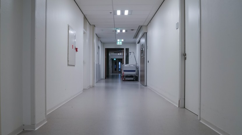 "Τη Δευτέρα θα χειρουργηθεί το παιδί και με βγάζουν απ’ το δωμάτιο. Πρέπει να βρω κατάλυμα. Πού θα πάω να μείνω;"