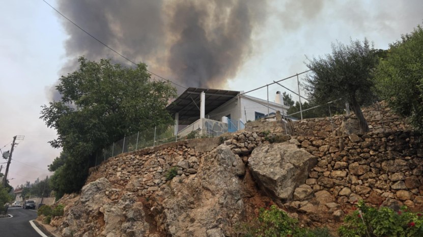 Κρίσιμη μάχη με τις φλόγες στις Κηπουριές – Κίνδυνος για τις Αψιλές