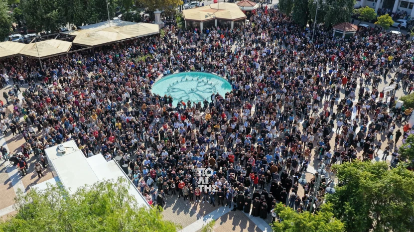 Χιλιάδες Χιώτες στην πλατεία – Τελεσίγραφο στην κυβέρνηση για το αεροδρόμιο