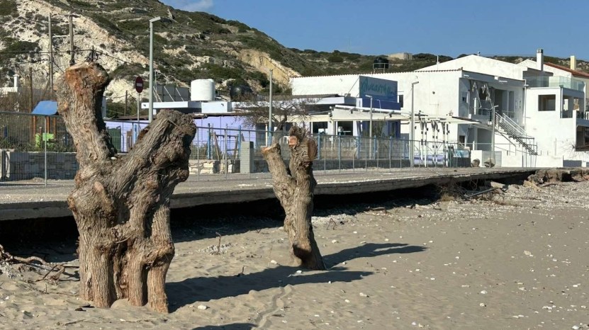 Κώμη: Καμπανάκι κινδύνου για πεζόδρομο και πρώην Τουριστικό Περίπτερο