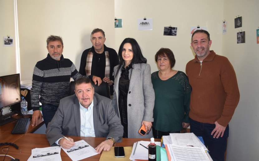 Δωρεά Μαυρή - Τους παρουσιάστηκε ως ιδιώτης αλλά στη συνέχεια διαφημίστηκε ως Νέα Δημοκρατία