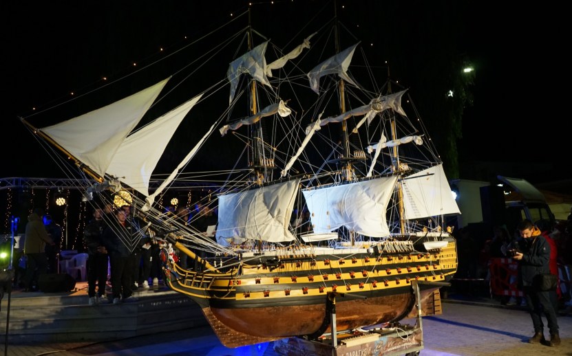 Τα Καραβάκια έφεραν φως και ευχές στην Πλατεία Χίου