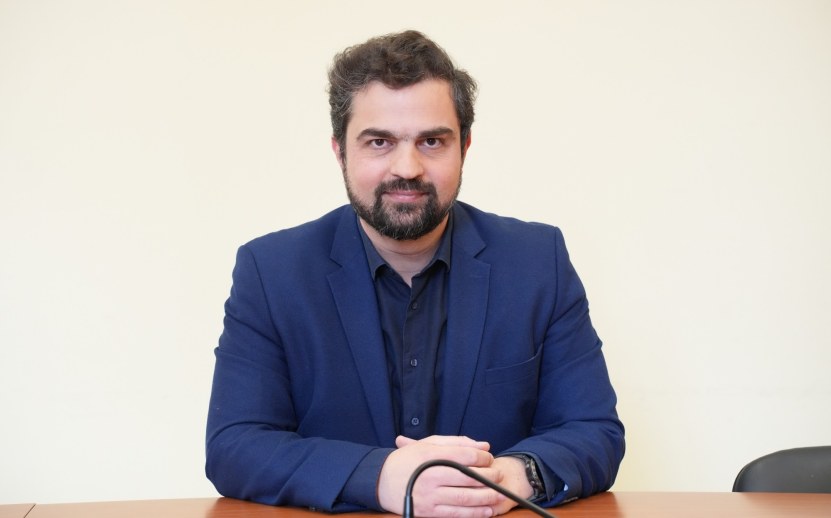 Κώστας Τριαντάφυλλος στον "π" - "Οι κυβερνητικοί χειρισμοί μετέτρεψαν το αεροδρόμιο σε ομηρεία για τους Χιώτες"