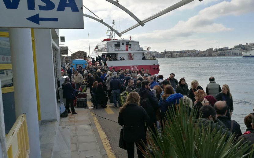 Αποκριάτικη "απόβαση" Τούρκων επισκεπτών στη Χίο και στο βάθος... Ρουμάνοι