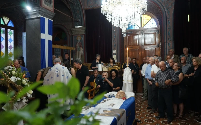 «Έτσι φεύγουν τα παλικάρια…» – Η Χίος είπε το τελευταίο αντίο στον Δημήτρη Κουσκουσάκη