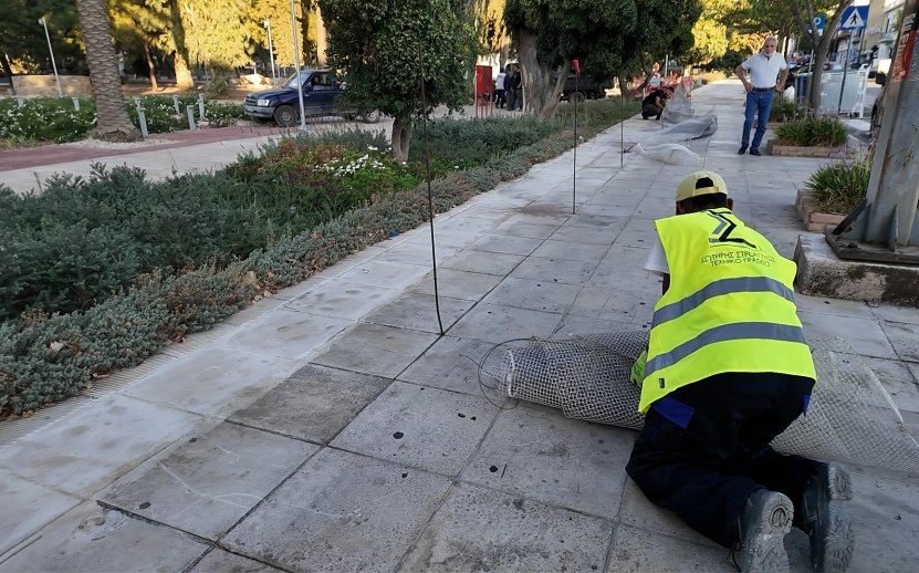 Η στιγμή που απομακρύνεται η περίφραξη του Δημοτικού Κήπου μετά από 4 χρόνια