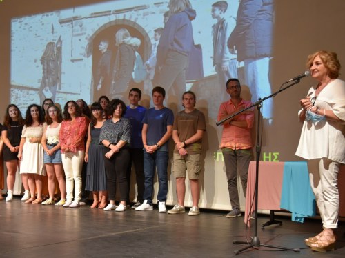 Η ομάδα του Μουσικού Σχολείου Χίου που δημιούργησε την ταινία «Μουσική Κεντιά» και η προσκεκλημένη του Φεστιβάλ, ηθοποιός Υρώ Μανέ, λίγο μετά την απονομή του Α΄ Βραβείου ντοκιμαντέρ Λυκείων στην παραπάνω ομάδα (Φεστιβάλ CINEμάθεια, Ιούνιος 2022).