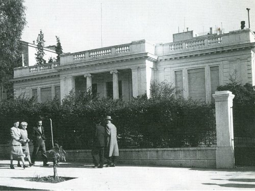 1.	Άποψη του μεγάρου Μαξίμου το 1950, όταν φιλοξενούσε επίσημους προσκεκλημένους της Ελληνικής Κυβέρνησης