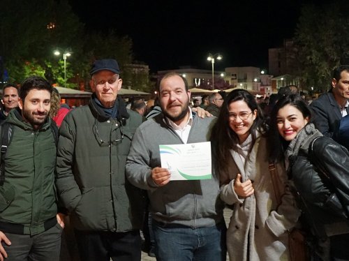 Στη φωτογραφία από αριστερά ο Κώστας Φάκος συνιδιοκτήτης της "Πολίτης Ε.Ε.", ο δραστήριος γείτονας και αρθρογράφος του "π" Δήμης Μυλωνάδης, ο εκδότης και διευθυντής του "π" Παντελής Φύκαρης, η δημοσιογράφος Κυριακή Μαυριάνου και η υπεύθυνη του διαφημιστικού τμήματος Έφη Σαρμουσάκη. 