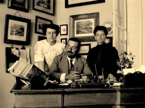 Ο Ν.Κ. Μακκάς με τη γυναίκα του Ελένη και τη μητέρα του Μαρία Κ. Μακκά στο γραφείο της κατοικίας του στην Αθήνα το 1912.