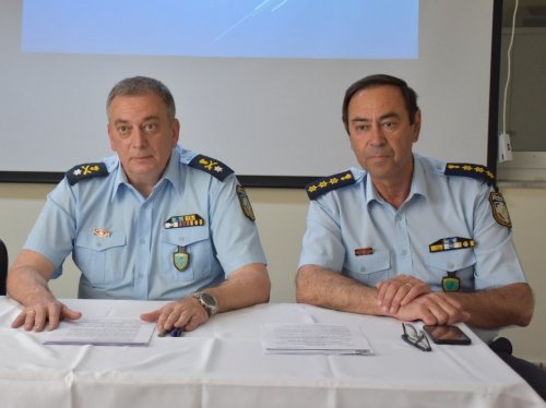 Από αριστερά ο Γενικός Αστυνομικός Διευθυντής Βορείου Αιγαίου Ε. Ντουρουντούς με τον προαχθέντα Ταξίαρχο Δ. Αυγερινό στο πλαίσιο συνέντευξης Τύπου.
