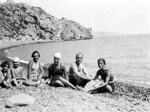 Νεανική συντροφιά των αδελφών Θεοτοκά στην παραλία Μαύρα βόλια της Χίου