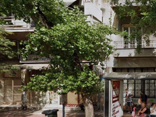 Η πολυκατοικία της οδού Αχαρνών 90, στο ύψος της πλατείας Βικτωρίας, αρχιτεκτονικό δείγμα του αθηναϊκού μοντερνισμού. 