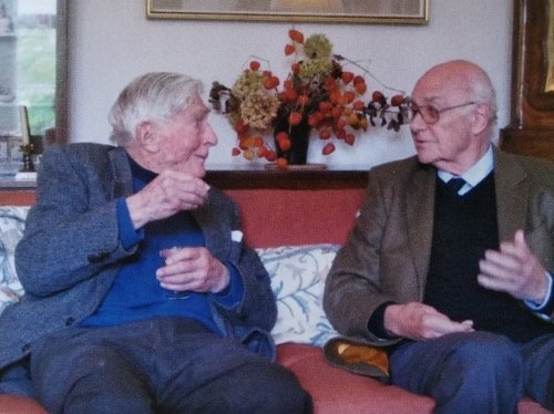 Ο S. Hood με τον J. Boardman στο σπίτι του πρώτου στην Κορνουάλη τον Οκτώβριο του 2012, μετά τη Διημερίδα για τα «100 Χρόνια Αρχαιολογικής Έρευνας στη Χίο». Τη φωτογραφία μου απέστειλε ο J. Boarman.