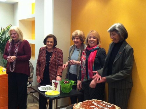 Η Δέσποινα Γιαμώδη (η 3η από αριστερά) μαζί με άλλες εθελόντριες της Ελληνικής Εταιρείας Παιγνιοθήκης.