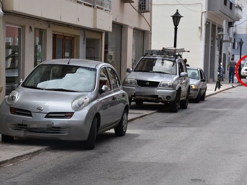 Μέσα στον κύκλο περιπολικό της ΕΛ.ΑΣ. παράνομα σταθμευμένο στην αρχή των πεζοδρομίων της οδού Μιχαήλ Λιβανού. 