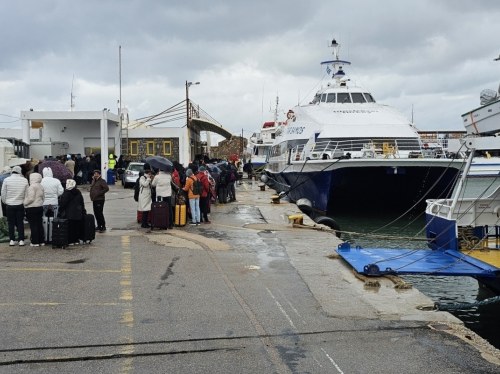 Γελοιότητα! Πρώτα τους αφήνουμε επί ώρες μέσα στο κρύο και τη βροχή και μετά... τους κερνάμε λικέρ μαστίχας