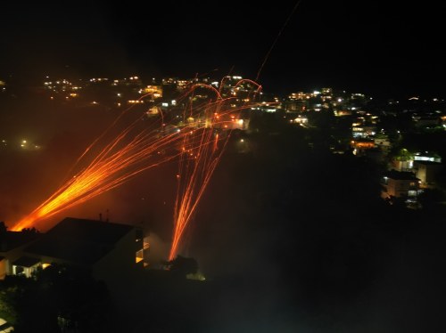 Κανονικά η διεξαγωγή του Ρουκετοπόλεμου - Στις 18:00 η παρέλαση των Ρουκετατζήδων