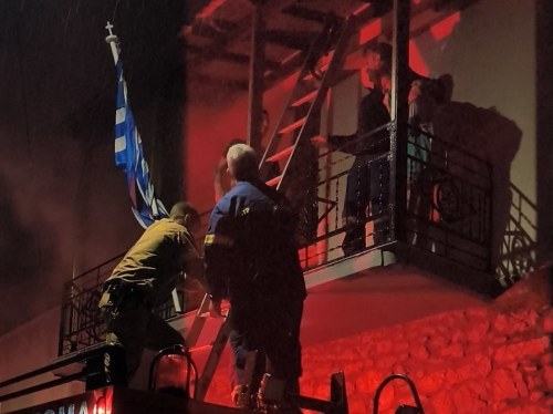 Δραματική διάσωση μητέρας και γιου από πυρκαγιά σε σπίτι στον Άγιο Γεώργιο Συκούση