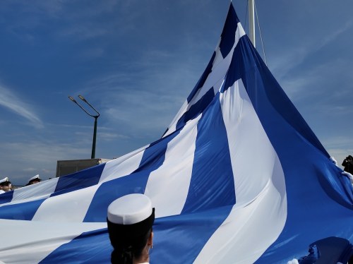 Υψώθηκε αλλά σκίστηκε η μεγάλη σημαία για την 25η Μαρτίου