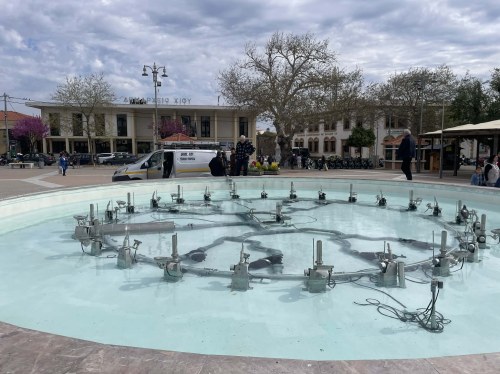 Εκτός λειτουργίας το συντριβάνι της πλατείας - Δολιοφθορά λέει η Δημοτική Αρχή