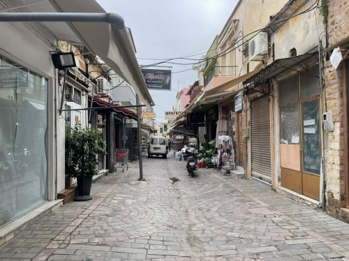 Δύο μήνες χωρίς φωτισμό η οδός Σκαναβή, λένε οι καταστηματάρχες