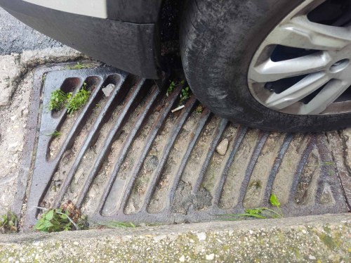 ΔΕΥΑΝ Χίου - Μεμονωμένες περιπτώσεις τα ακαθάριστα φρεάτια - Φταίνε και τα αυτοκίνητα