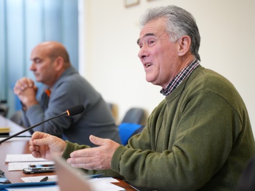 Οι «τσίγκοι» άναψαν ξανά φωτιές στη Δημοτική Επιτροπή