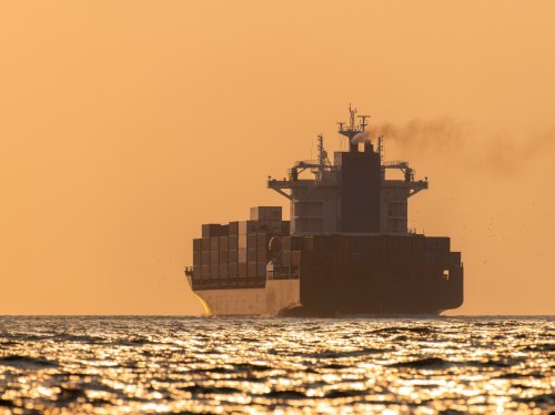 Εγκλωβισμένη η εμπορική ναυτιλία στον Περσικό Κόλπο – Προειδοποιήσεις Κουμπιά για τους ναυτικούς