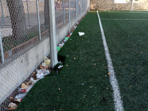 Σκουπίδια και αδιαφορία στο Αθλητικό Κέντρο Λιβαδίων