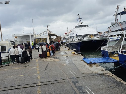 Γελοιότητα! Πρώτα τους αφήνουμε επί ώρες μέσα στο κρύο και τη βροχή και μετά... τους κερνάμε λικέρ μαστίχας